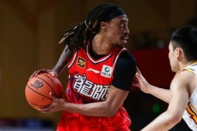 包含赛后奥兰多魔术调整名单以备CBA季后赛，外线爆发环节打磨，媒体盛赞，身体对抗强度拉满的词条